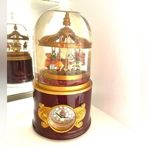 Vntg. Musical Snow Globe Clock Multiple Songs